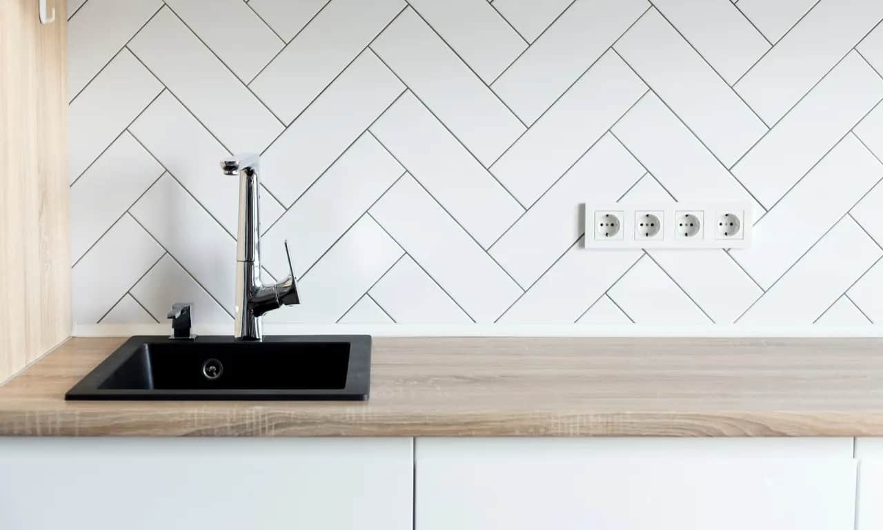 Idealny zlew do drewnianego blatu? Wybierz mądrze i chroń!