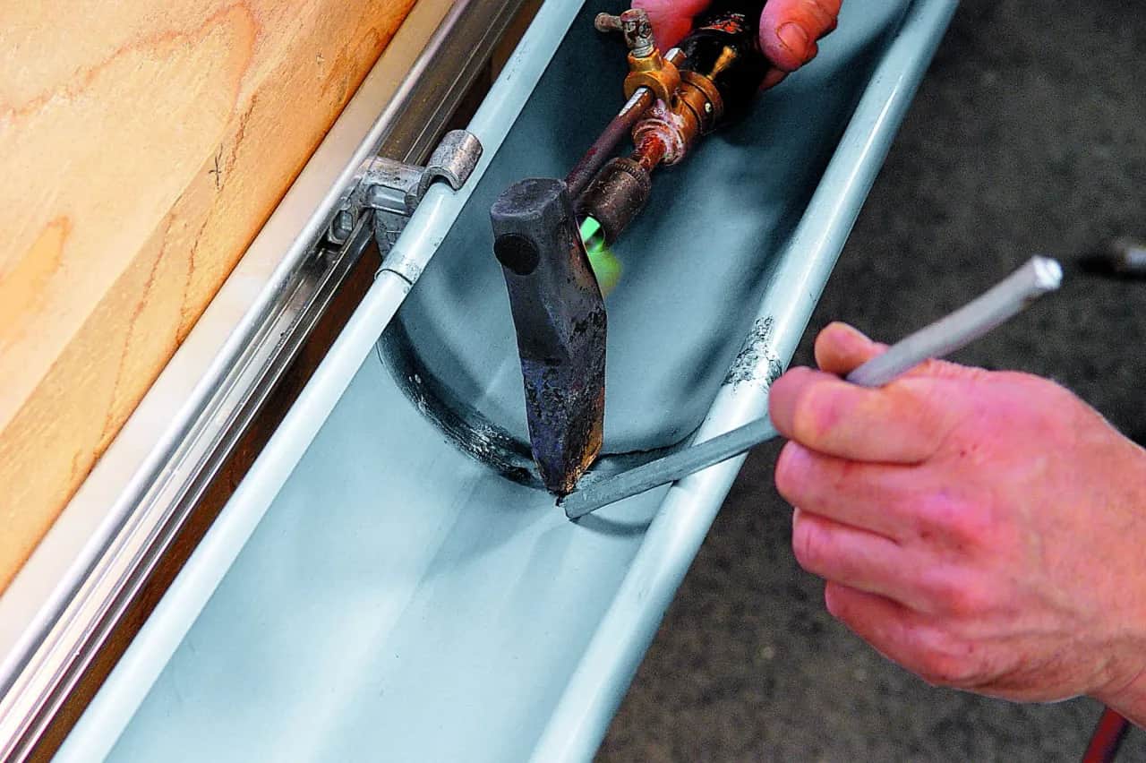 Lutowanie rynien ocynkowanych: Zrób to sam, bez błędów!