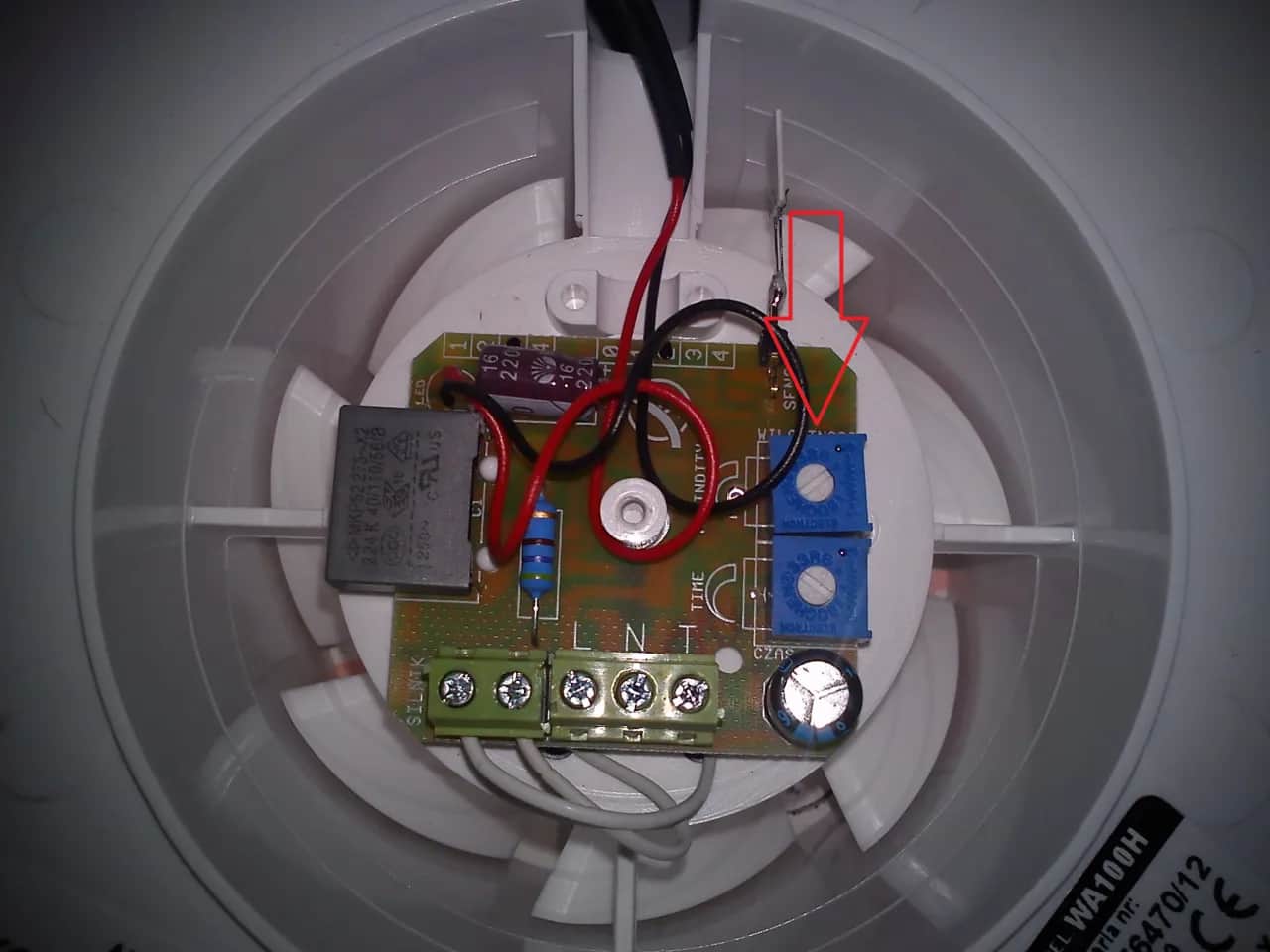 Łazienka bez pleśni: Jak podłączyć wentylator z czujnikiem wilgoci?