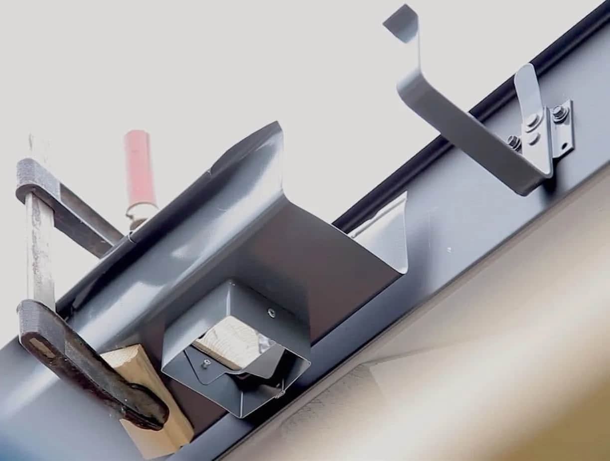 Montaż rynien na płycie warstwowej: Poradnik eksperta, bez pomyłek